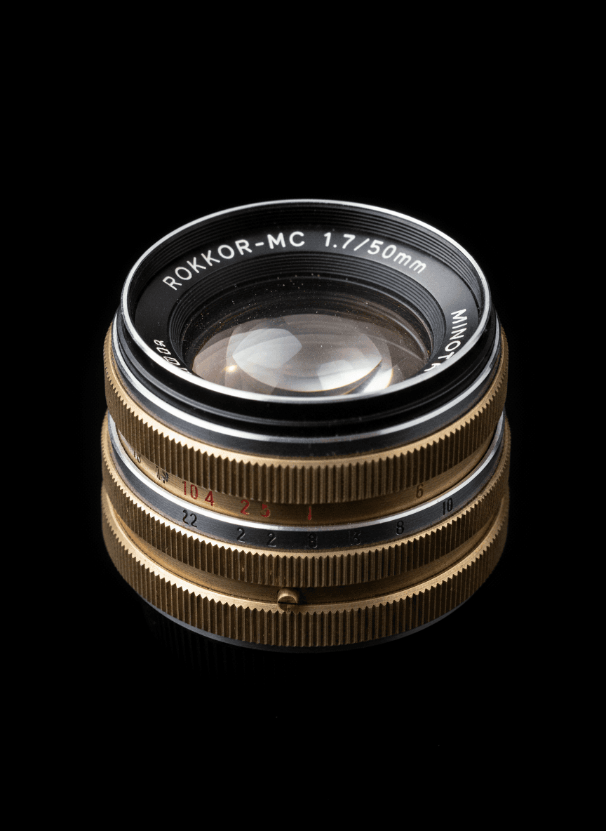 검은 배경에 놓인 빈티지 카메라 렌즈.