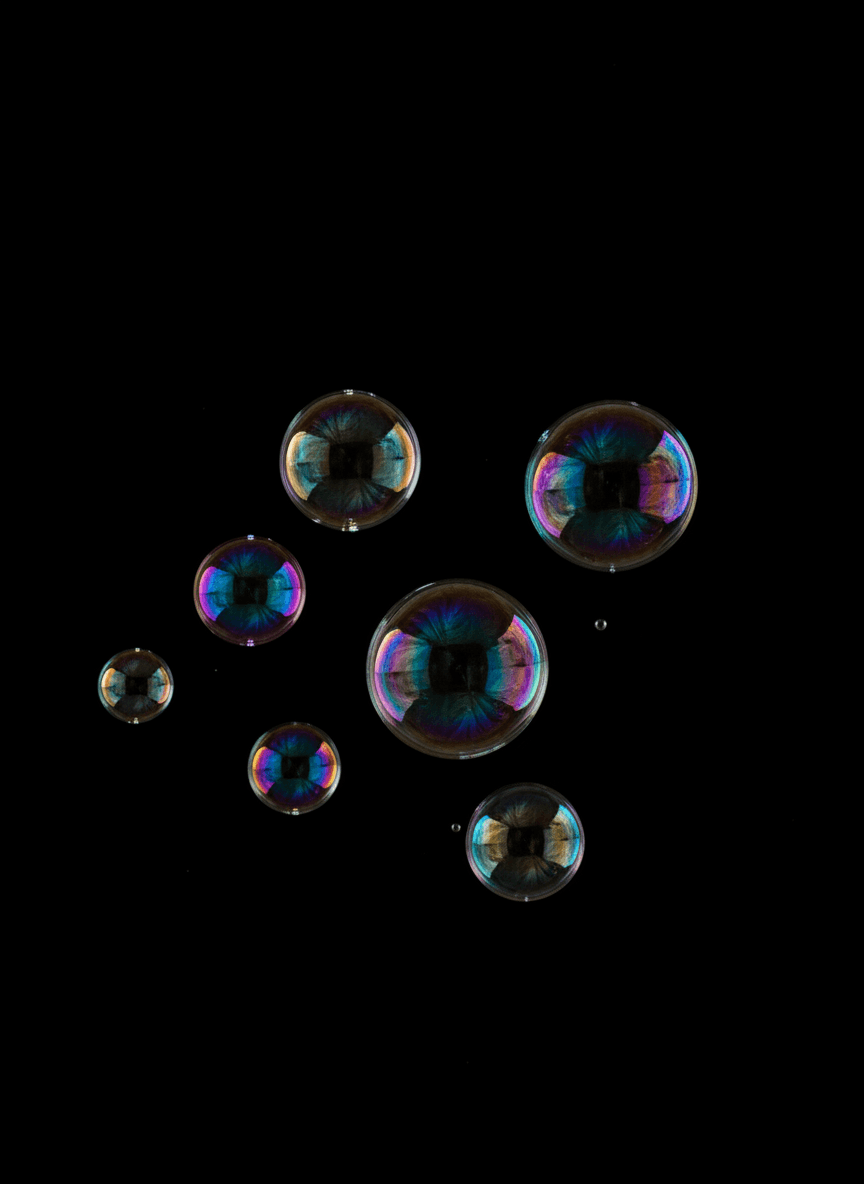 검은 배경의 무지개 빛 비눗방울.