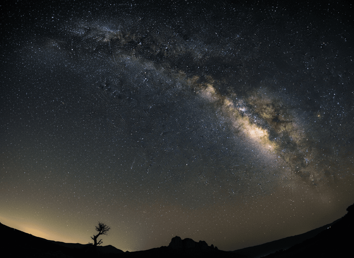수많은 별과 우주 먼지 띠가 선명한 밤하늘을 가로지르는 웅장한 은하수의 천체 사진 8K 배경화면.