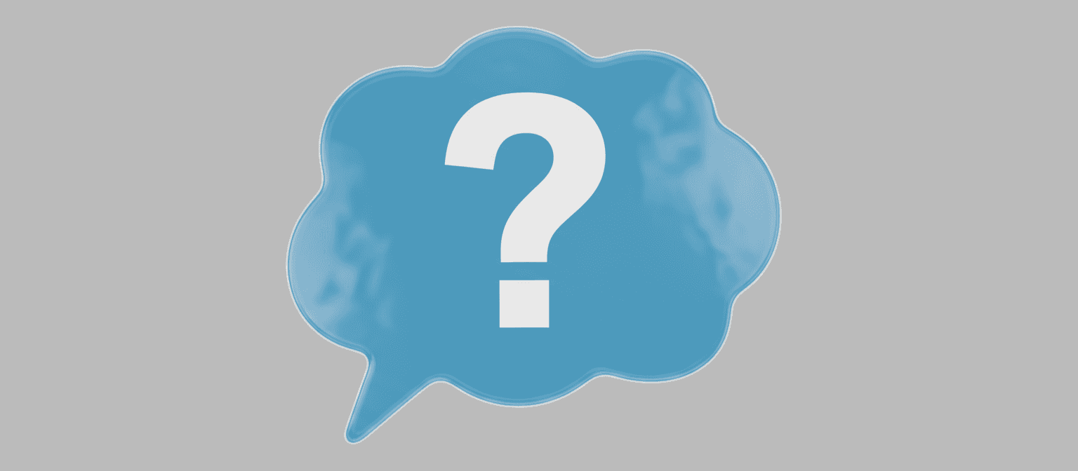 큰 흰색 물음표가 포함된 투명한 파란색 말풍선으로, 문의 아이콘에 적합하다.