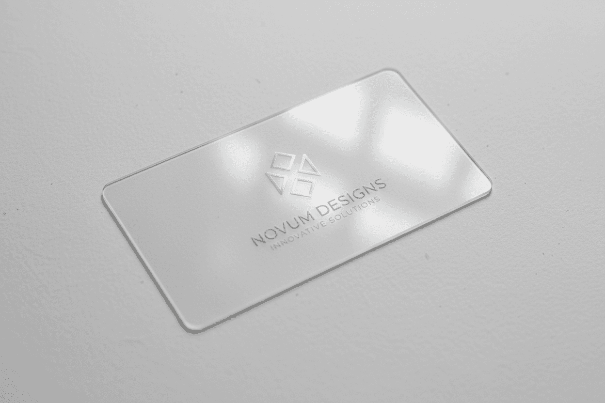 미니멀한 브랜드가 새겨진 서리 또는 투명 PVC 명함이 흰색 표면에 놓인 독특한 투명 명함 목업.