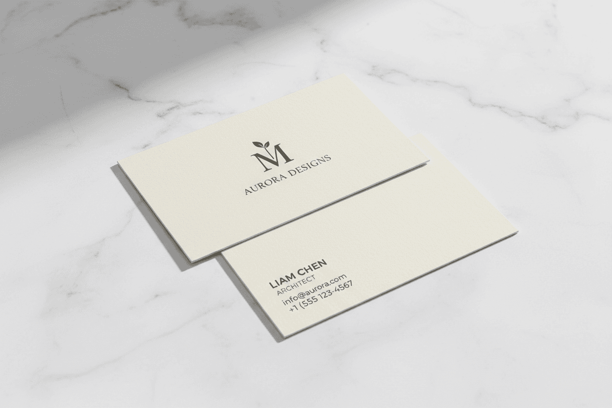 대리석 위에 놓인 미니멀리스트 명함 두 장 목업.
