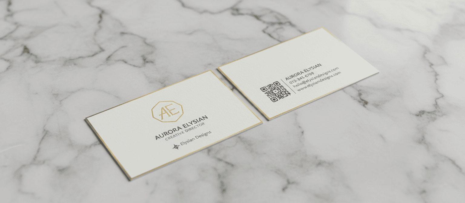 대리석 질감의 표면에 살짝 겹쳐진 명함 두 개 목업 이미지.