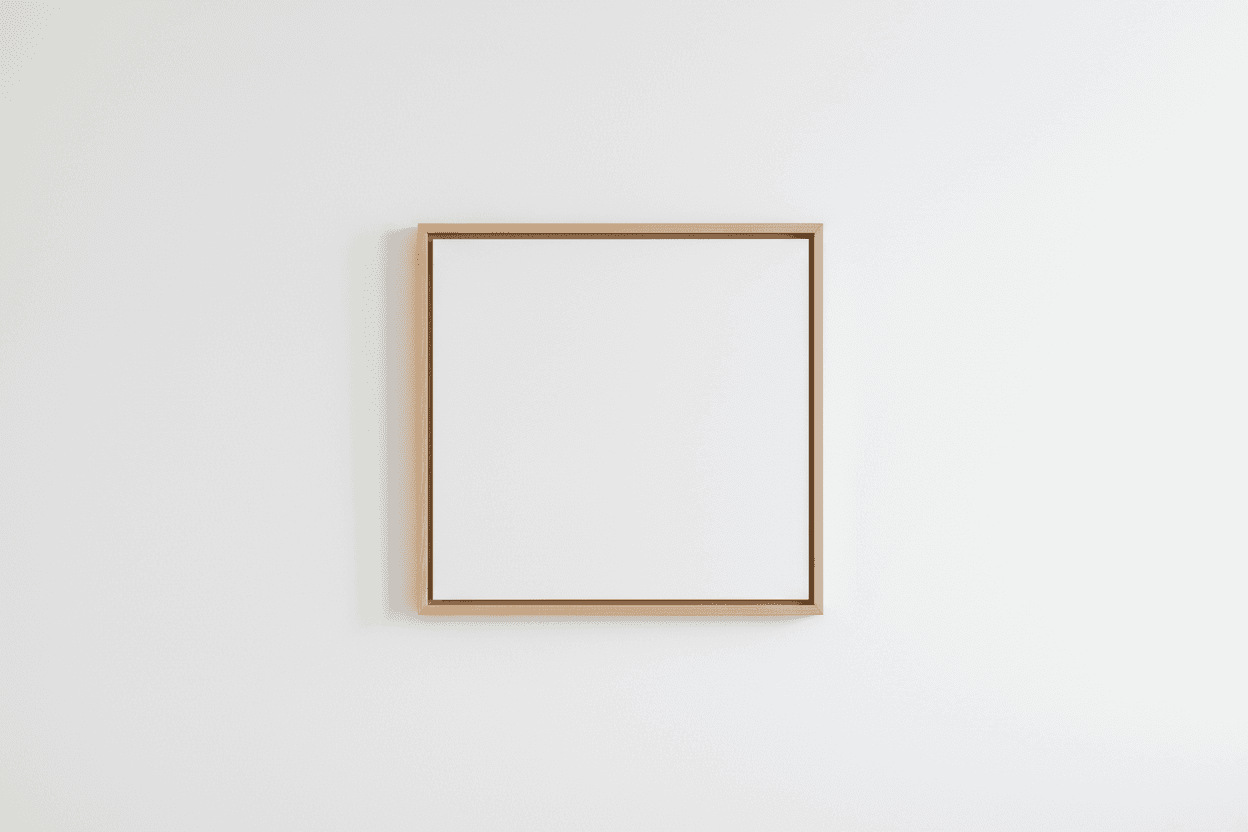 갤러리 벽에 걸린, 밝은 나무 액자에 담긴 빈 정사각형 캔버스 미니멀리스트 아트 프린트 목업.