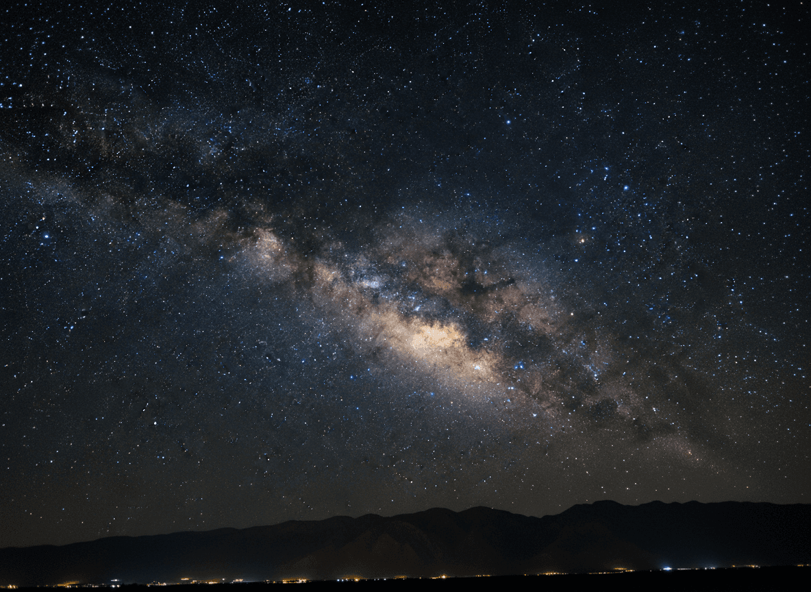 어둡고 깊은 밤하늘을 가로질러 눈부시게 펼쳐진 은하수 은하의 중심부.