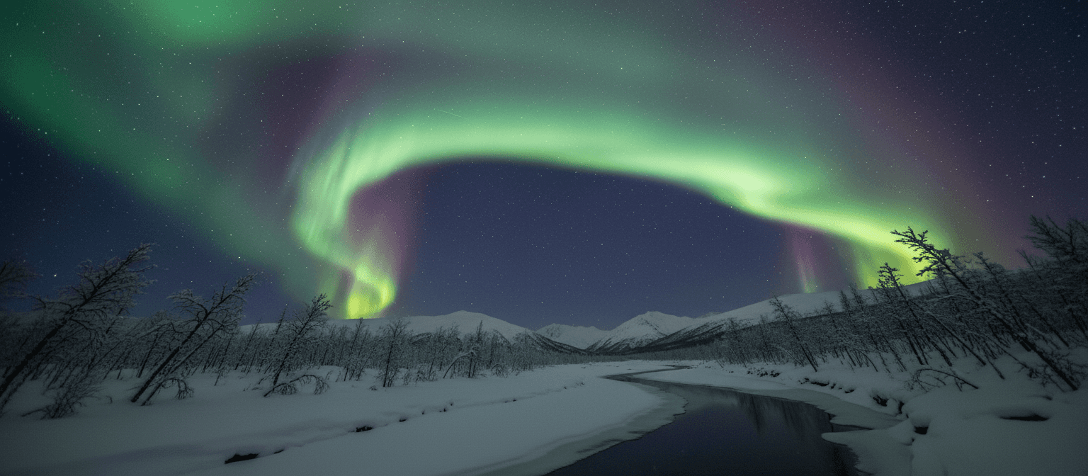 밤하늘에 펼쳐진 눈 덮인 풍경 위로 눈부시게 빛나는 오로라, 생생한 녹색과 보라색.