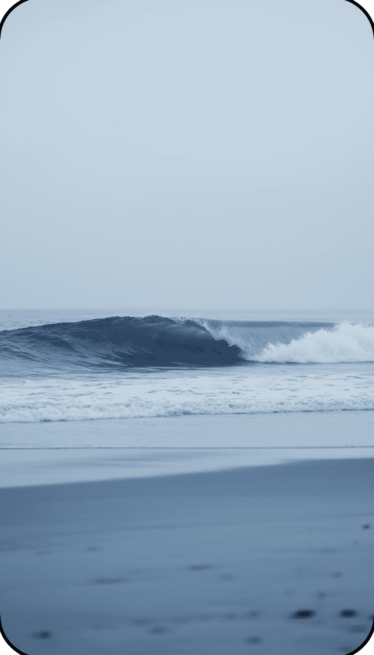 부드러운 푸른색 톤의 미니멀한 파도 이미지, 평화로운 아이폰 배경화면입니다.