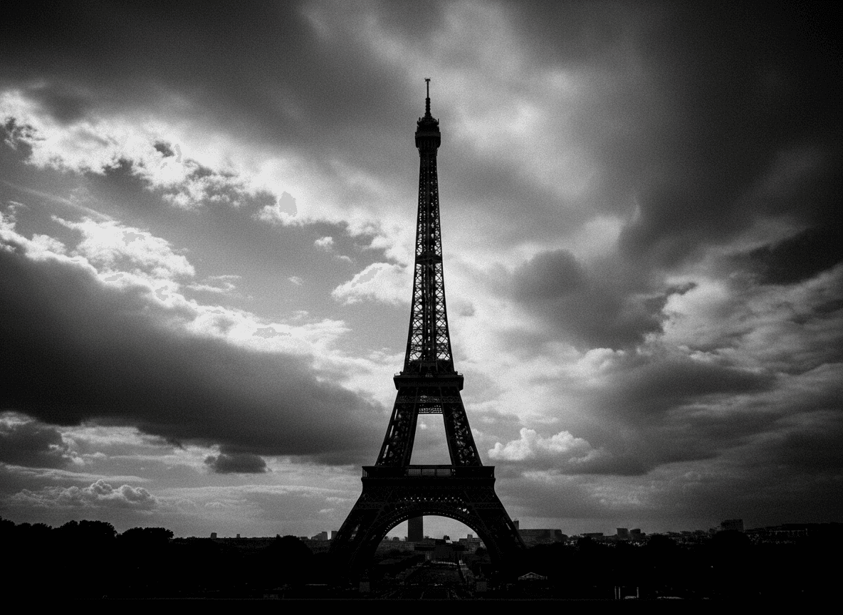 극적인 하늘을 배경으로 한 에펠탑의 인상적인 흑백 실루엣.