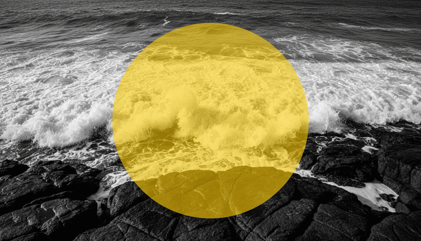 고대비 흑백 사진 배경에 단일한 선명한 색상 오버레이가 있는 PPT 표지 디자인.