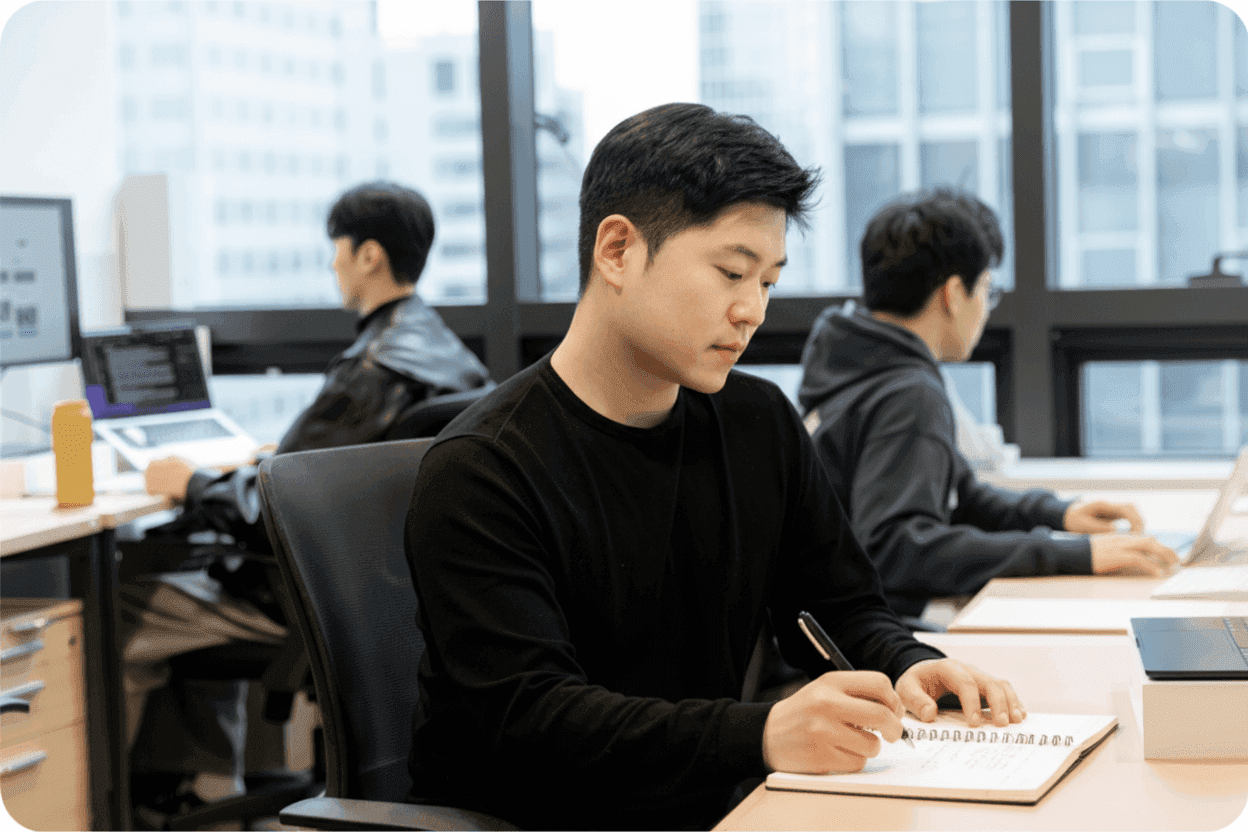 캐럿 사무실에서 업무 중인 담당자들