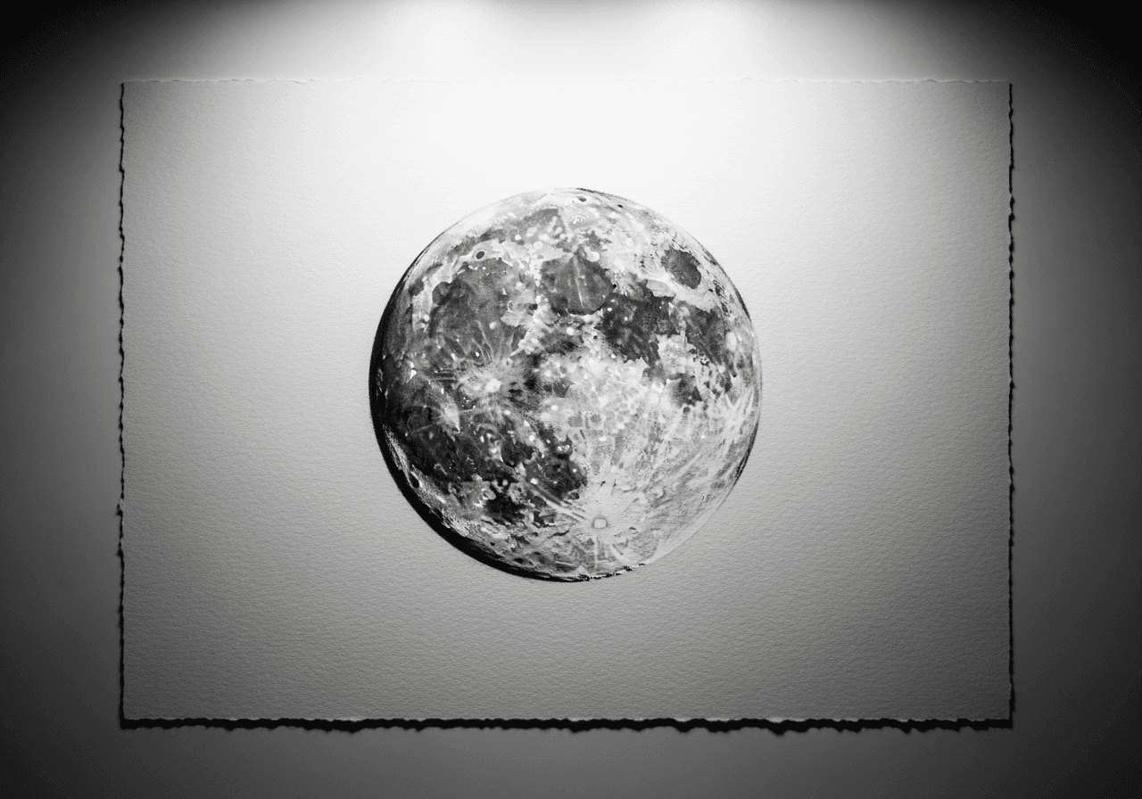 質感のある紙に描かれた精密な満月の木炭画