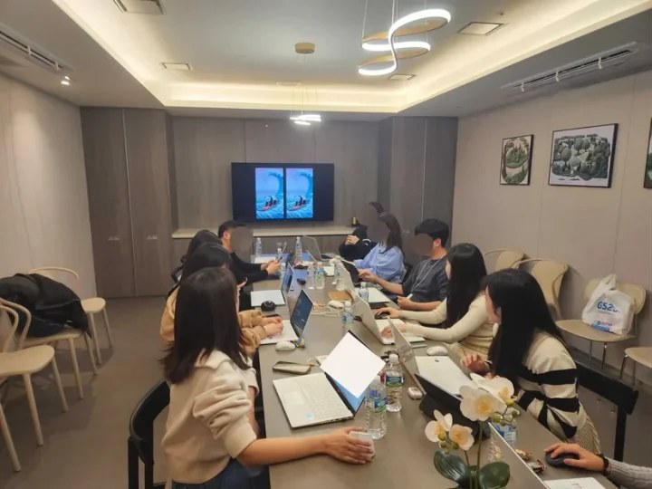 LG유플러스 마케팅팀이 AI 크리에이터에게 광고 제작 방법을 배우는 멘토링 현장
