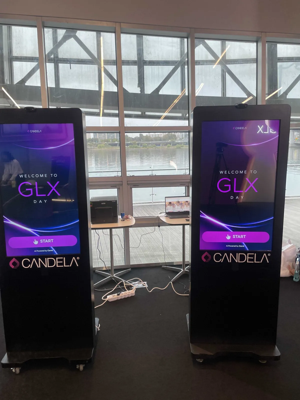 서울 세빛섬 GLX DAY 행사장에 설치한 CANDELA 키오스크 2대와 Welcome to GLX DAY 시작 화면
