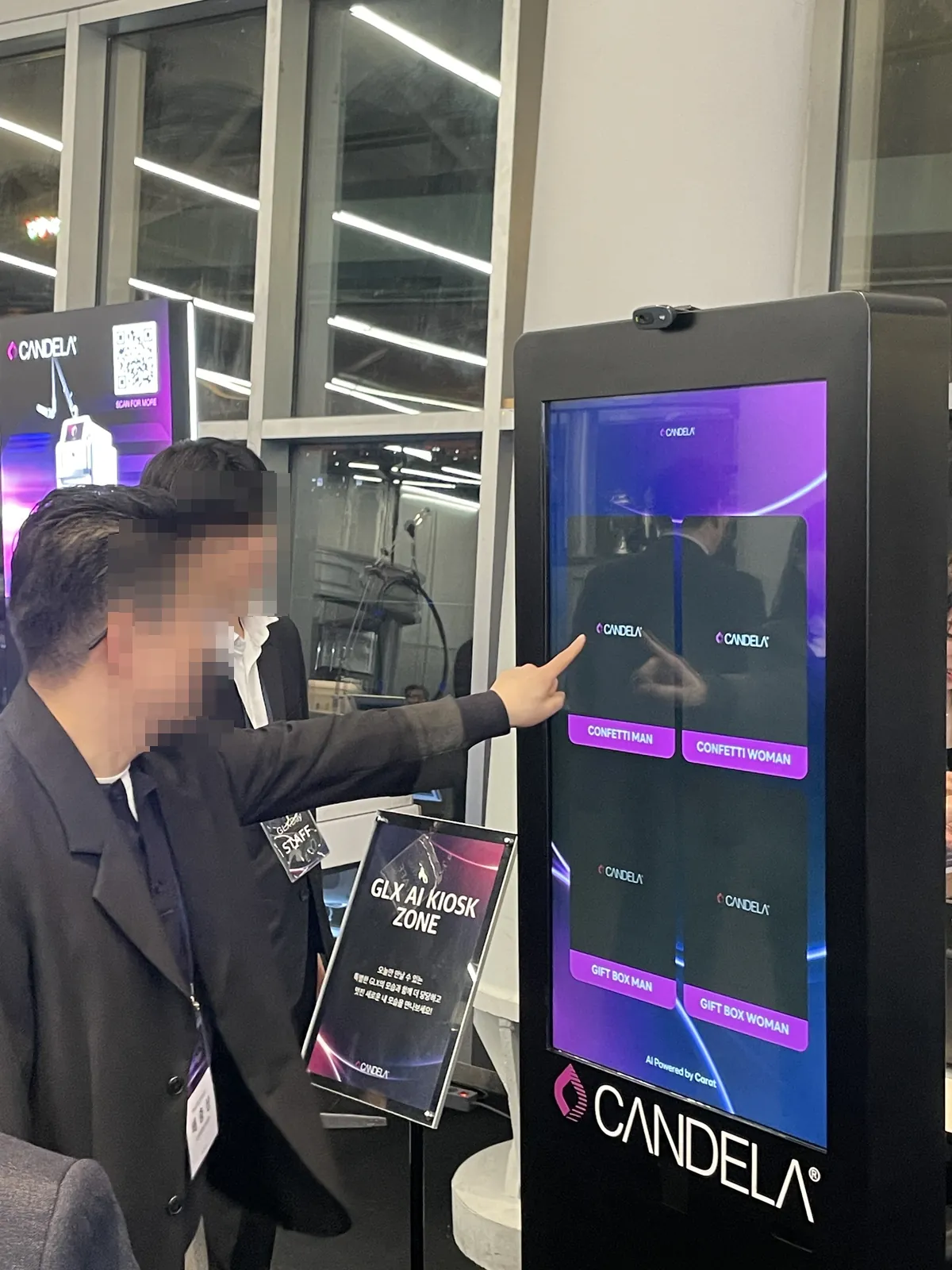 GLX AI KIOSK ZONE에서 CONFETTI·GIFT BOX 영상 필터를 고르는 참가자