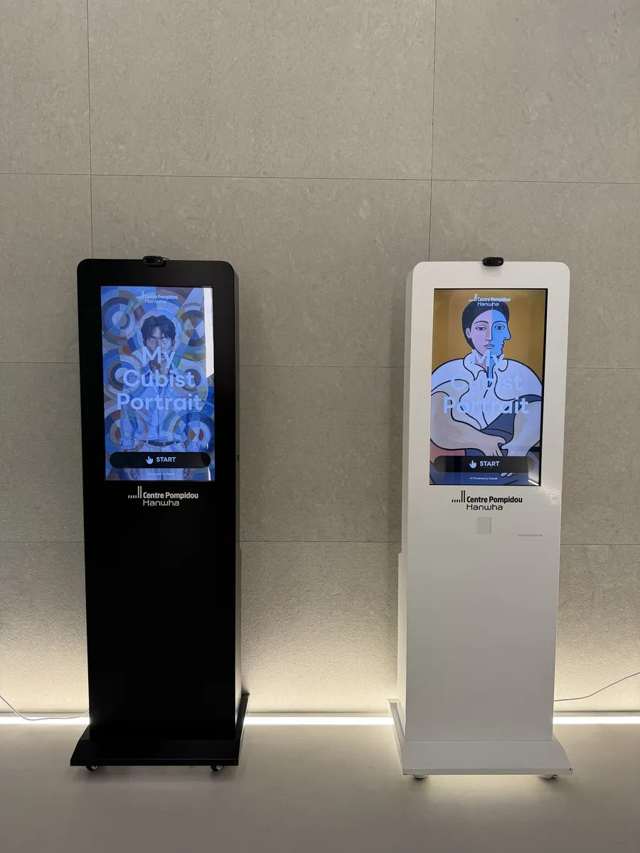 관람 동선에 배치된 캐럿 AI 포토부스 2대 — 퐁피두센터 한화