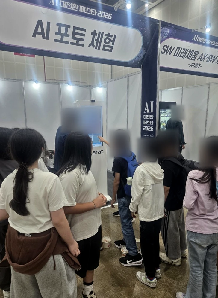 운영 안내를 들으며 키오스크 화면을 선택하는 참가자들