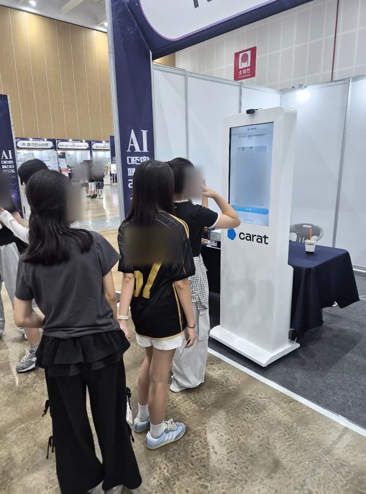 AI 포토부스 카메라 화면을 보며 촬영하는 참가자들