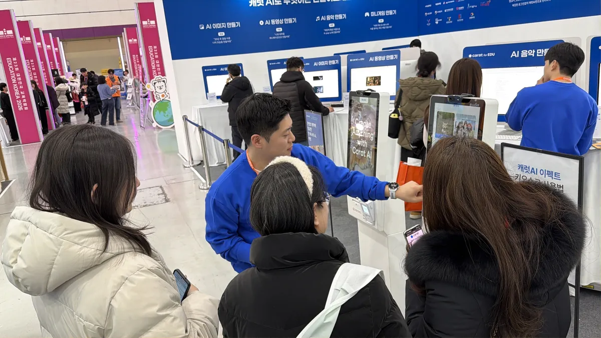 부스 스태프가 캐럿 for EDU를 시연하는 모습 — 2026 교육박람회