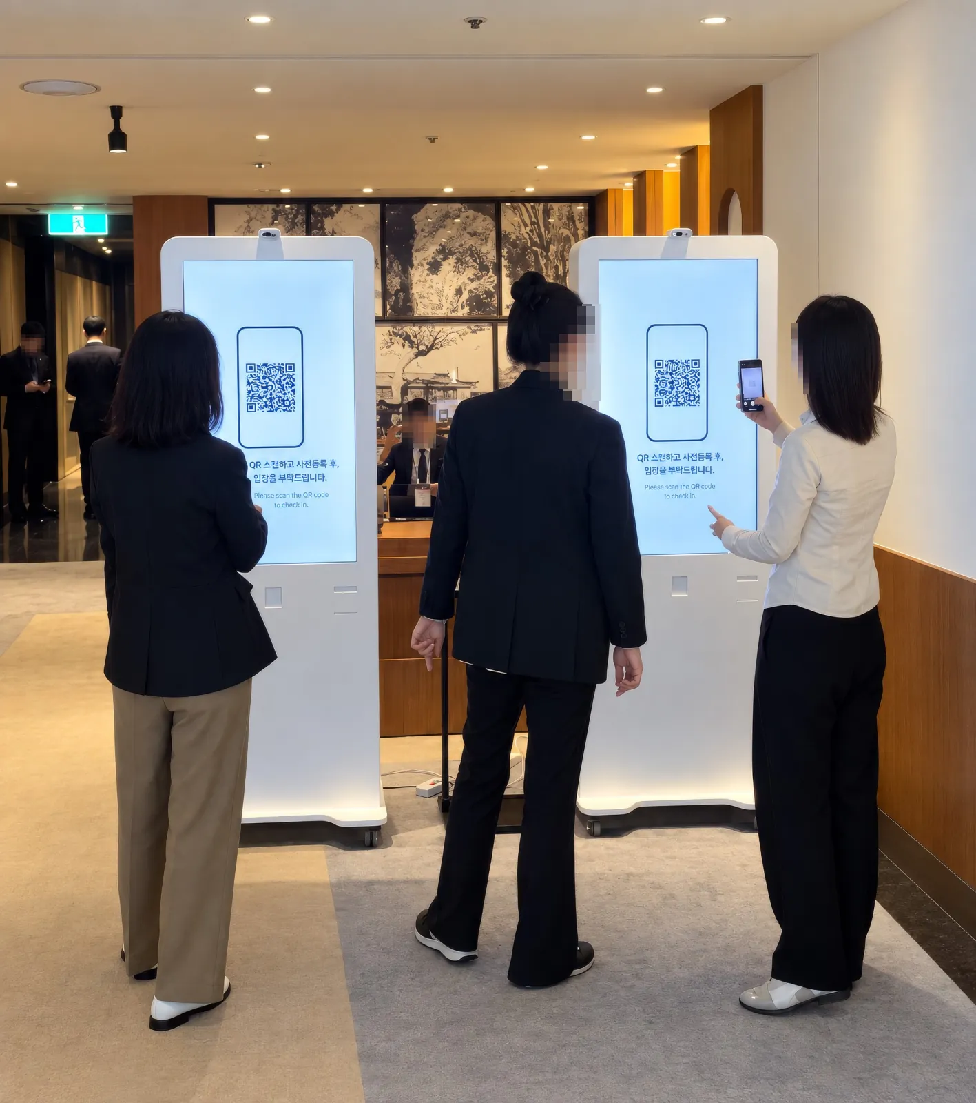 글로벌 AI & 디지털 서밋 로비에서 캐럿 AI 포토부스를 체험하는 참석자들
