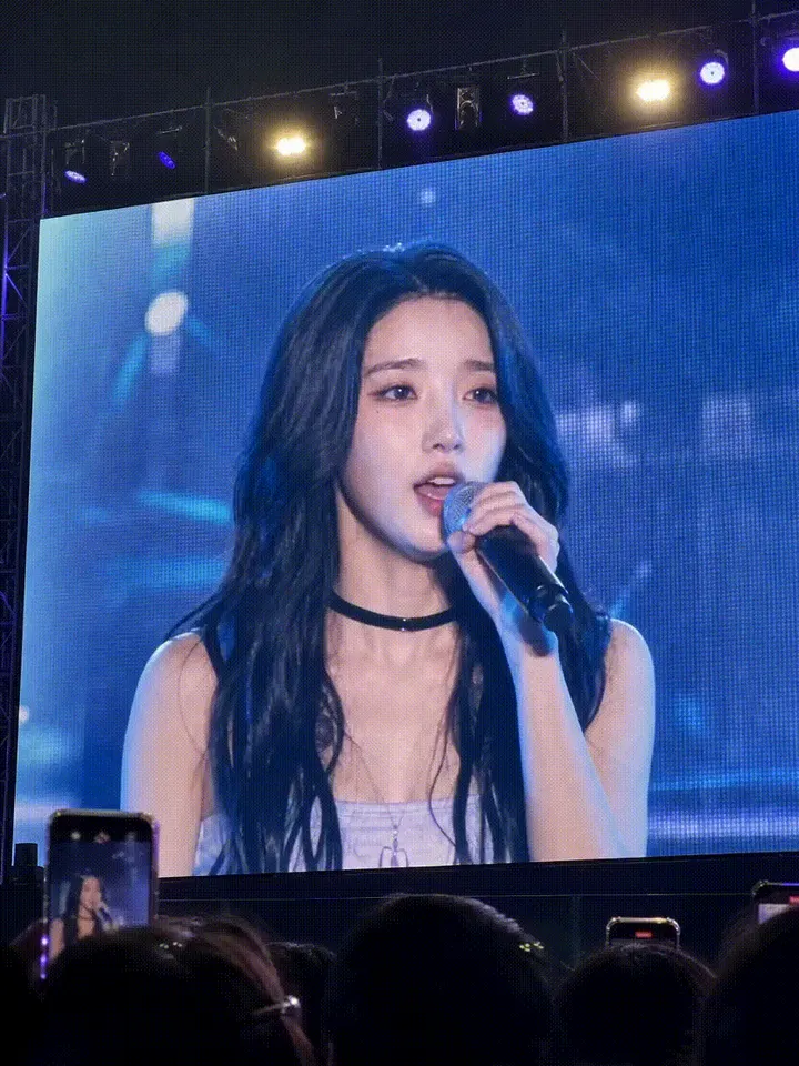 '대학축제 전광판' 커스텀 필터 결과물 — 대형 LED 전광판 위에서 노래하는 무대 컷, 2026 Google Student Ambassador 발대식