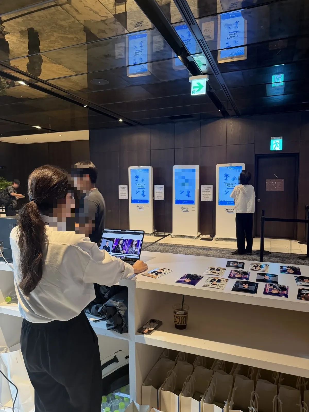 노트북으로 생성 상태를 보는 운영 데스크와 그 뒤로 늘어선 AI 포토부스 3대 — 2026 Google Student Ambassador 발대식