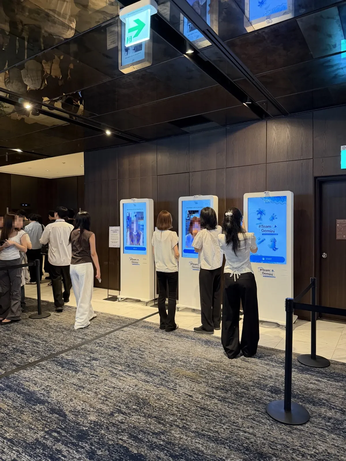 2026 Google Student Ambassador 발대식 현장에 나란히 놓인 캐럿 AI 포토부스 3대와 대기 중인 참가자들 — #Team Gemini