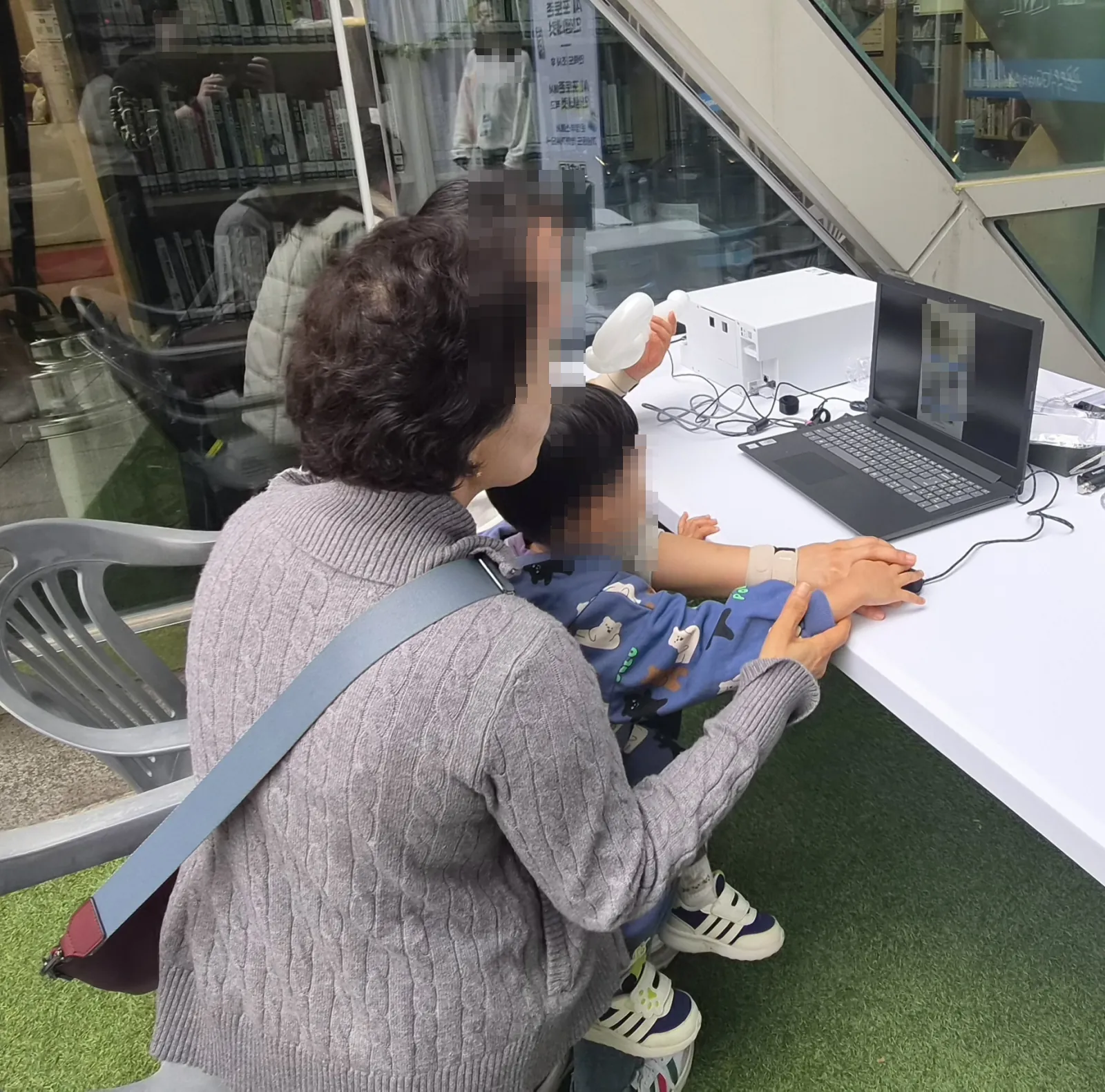 아이와 함께 AI 미니 포토부스를 체험하는 가족