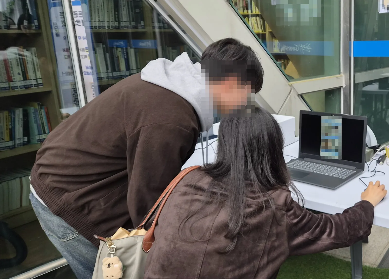노트북 화면에서 AI 필터를 고르는 참가자들