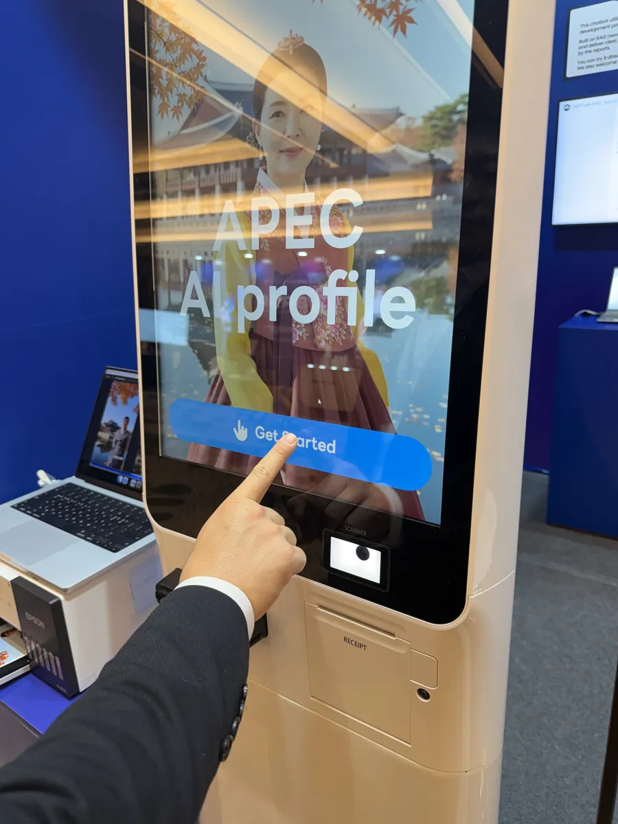 'APEC AI profile' 시작화면을 터치하는 참석자 — 인천 인스파이어