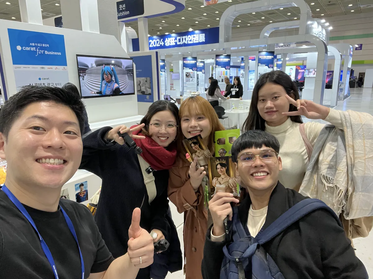 결과물을 받아 든 참가자들 — 2024 특허청 AI 포토부스