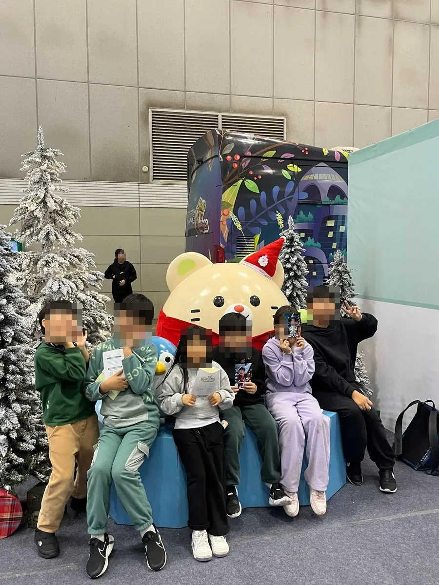결과물을 받아 든 학생들 — 한국과학창의재단 산타의 비밀약국