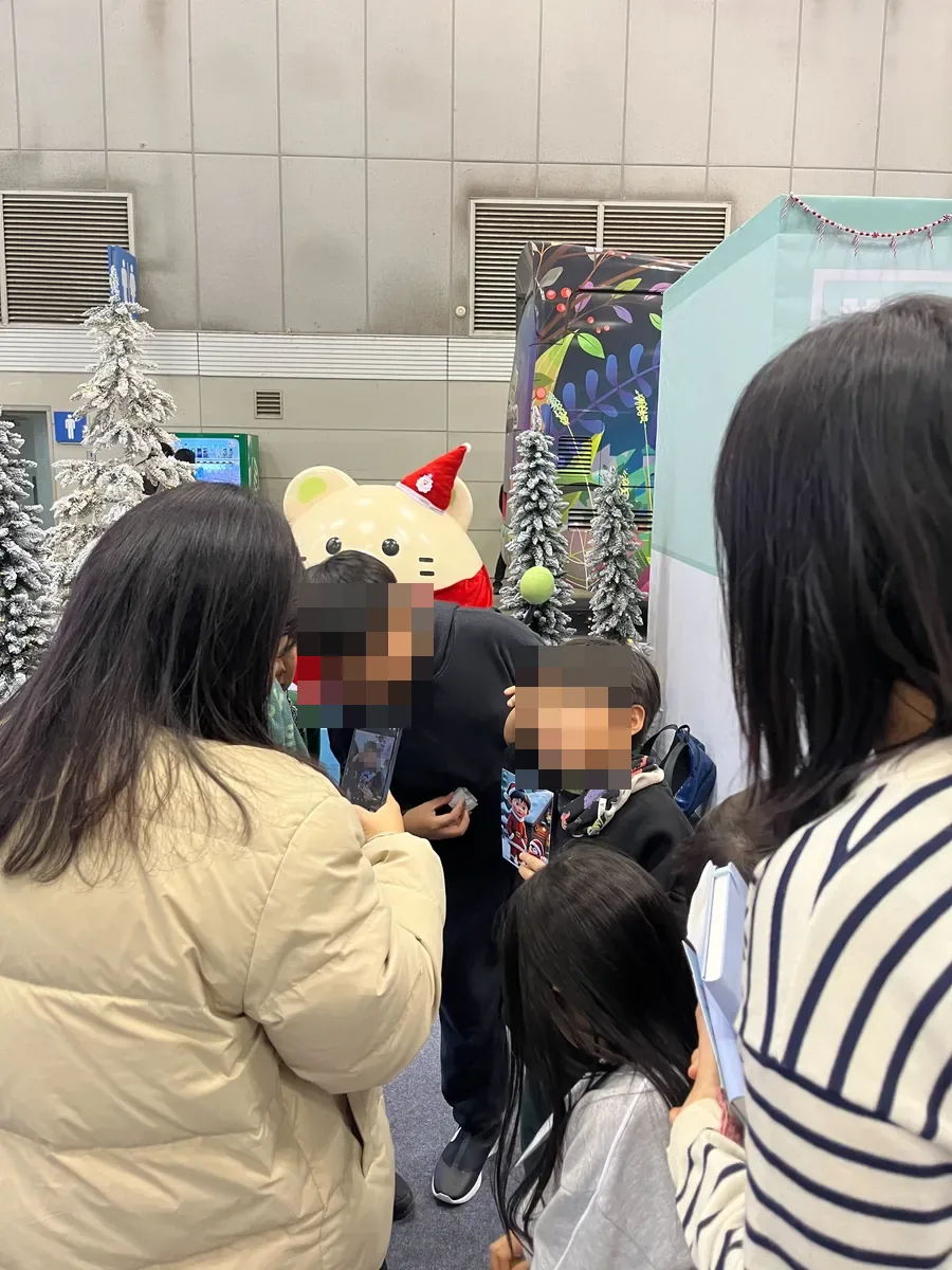 가족 단위 참여자로 붐빈 체험 부스 — 산타의 비밀약국
