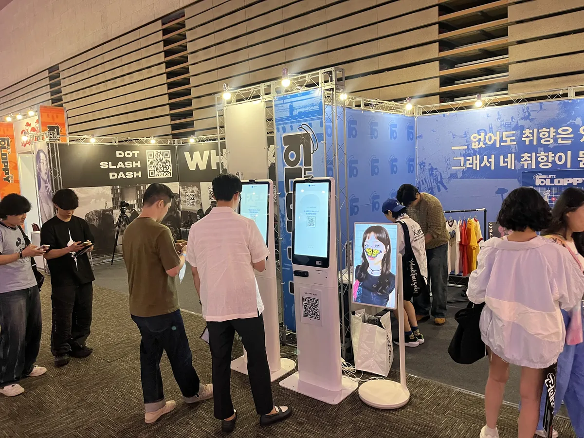 LET'S FLOPPY 3.0 개장파티 현장에 배치된 AI 키오스크와 관람객