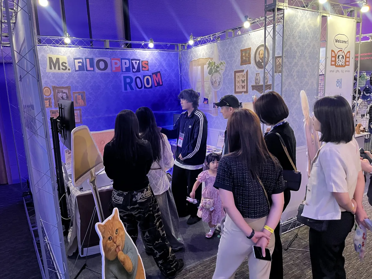 'Ms. FLOPPY's ROOM' 존을 가득 채운 관람객 — LET'S FLOPPY 3.0