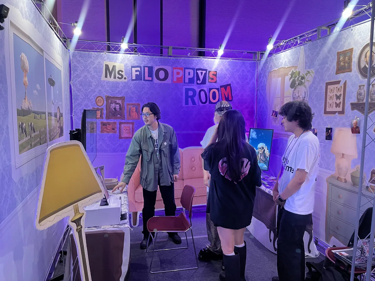 핑크·퍼플 조명의 Ms. FLOPPY's ROOM 촬영 세트 — LET'S FLOPPY 3.0