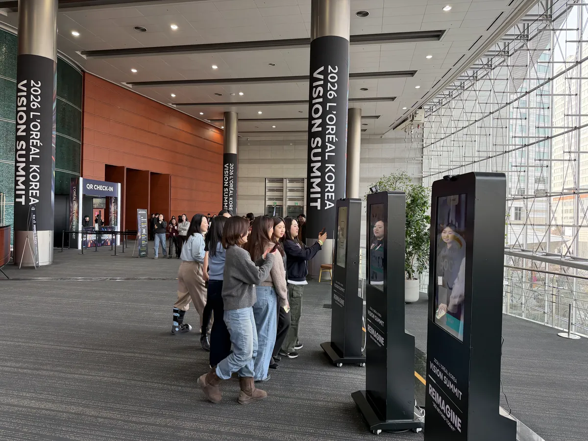 '2026 L'ORÉAL KOREA VISION SUMMIT' 배너 아래 7대로 배치된 키오스크
