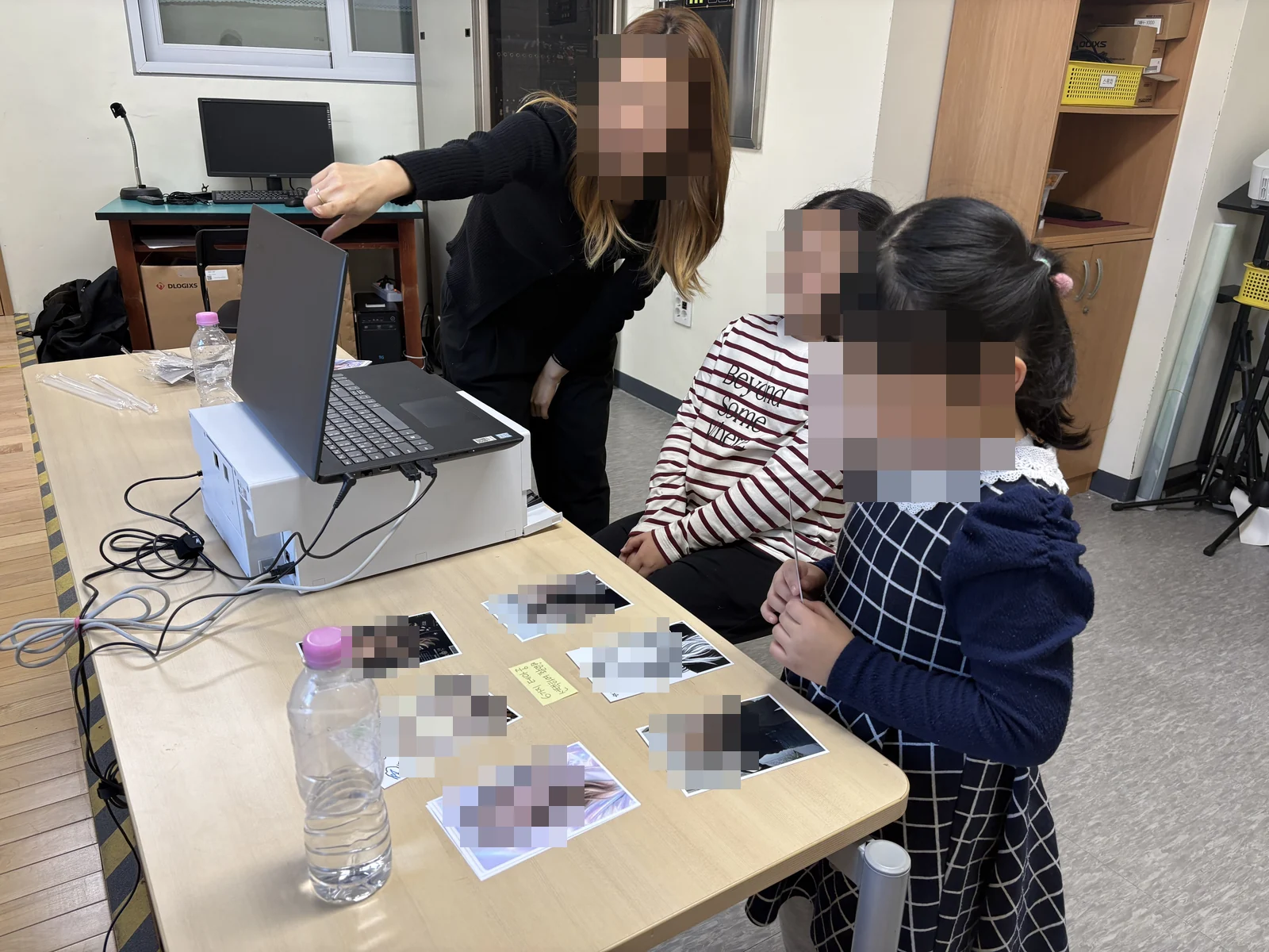산척초중학교 방송실 AI 미니 포토부스에서 학생들에게 결과물을 안내하는 캐럿 운영 인력