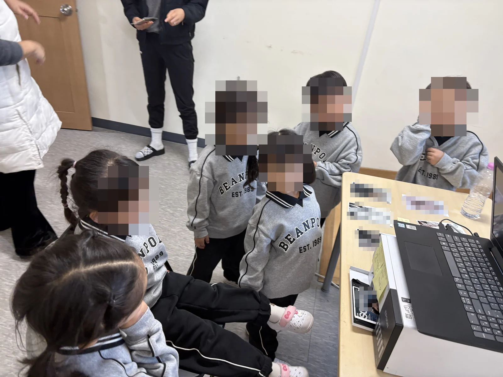산척초중학교 학생들이 AI 미니 포토부스 앞에 모여 차례를 기다리는 모습