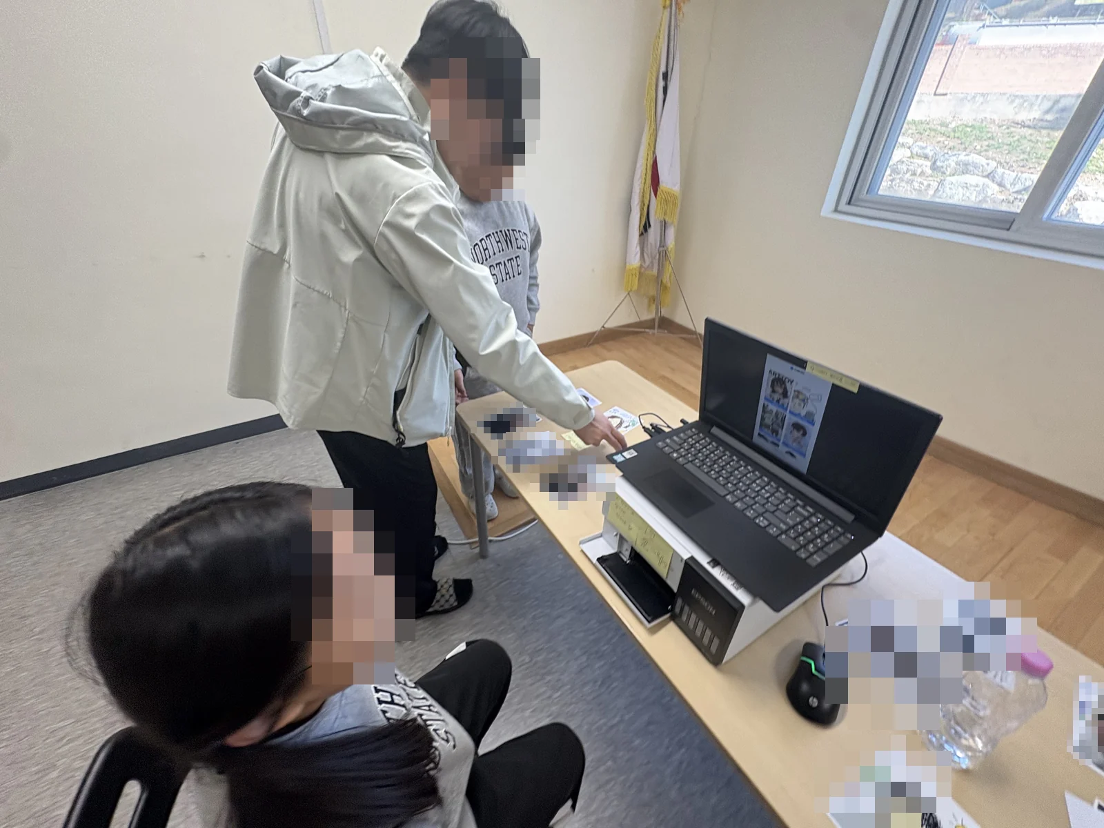 노트북 화면에서 필터를 고르는 학생과 선생님