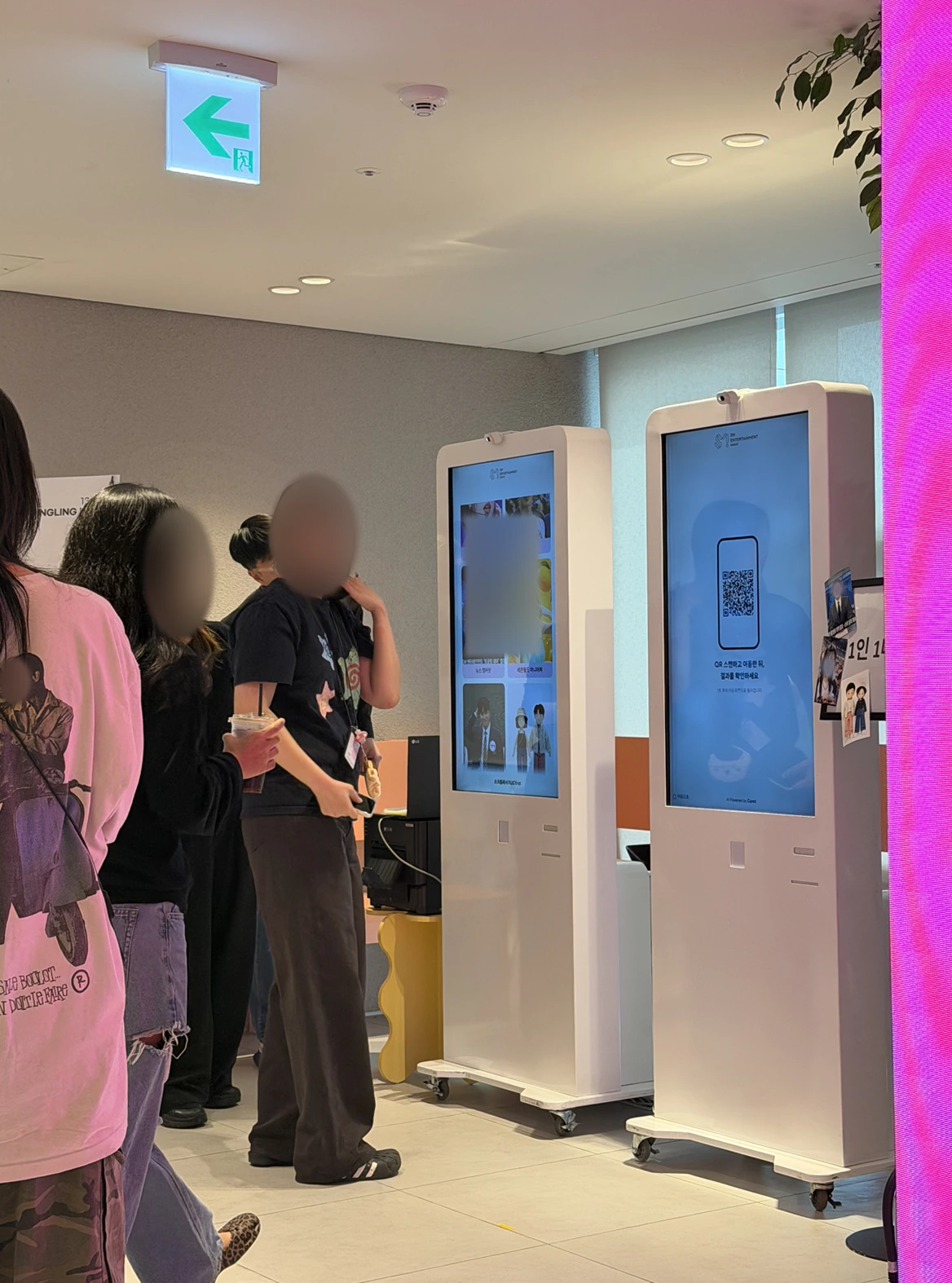 키오스크와 결과물 수령 화면 앞 참가자들
