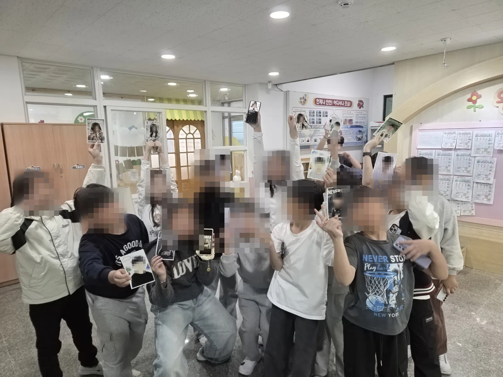왕미초등학교 학생들이 AI 미니 포토부스에서 인화한 사진을 들고 있는 모습