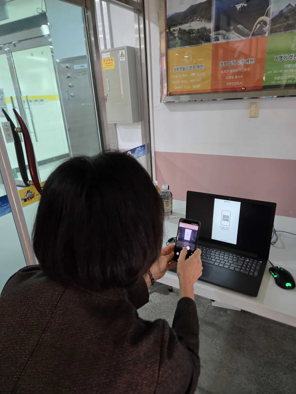 QR로 결과물을 휴대폰에 저장하는 선생님