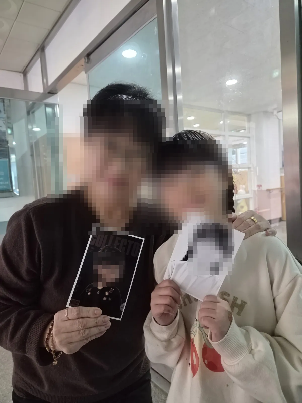 인화한 AI 사진을 들고 있는 왕미초등학교 학생과 선생님들