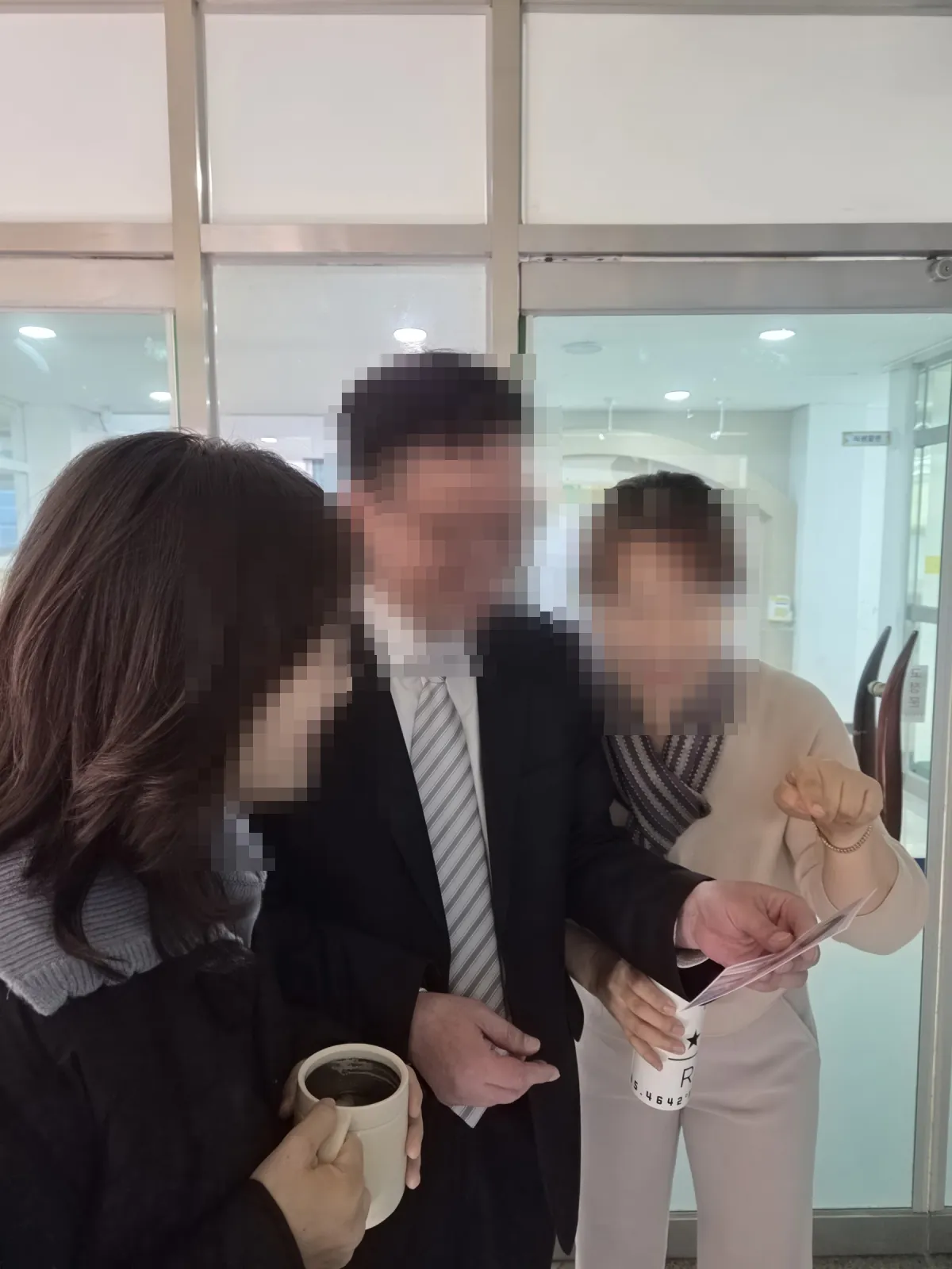 인화한 AI 사진을 들고 있는 왕미초등학교 학생과 선생님들