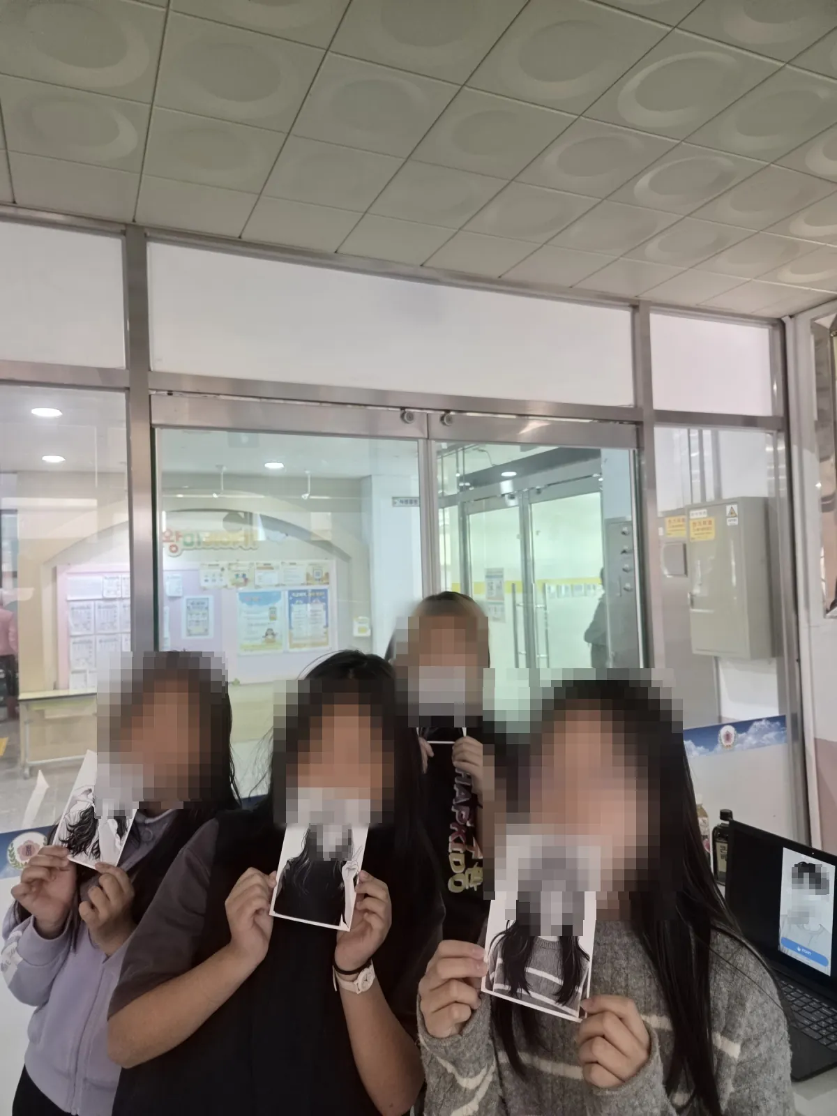 인화한 AI 사진을 들고 있는 왕미초등학교 학생과 선생님들