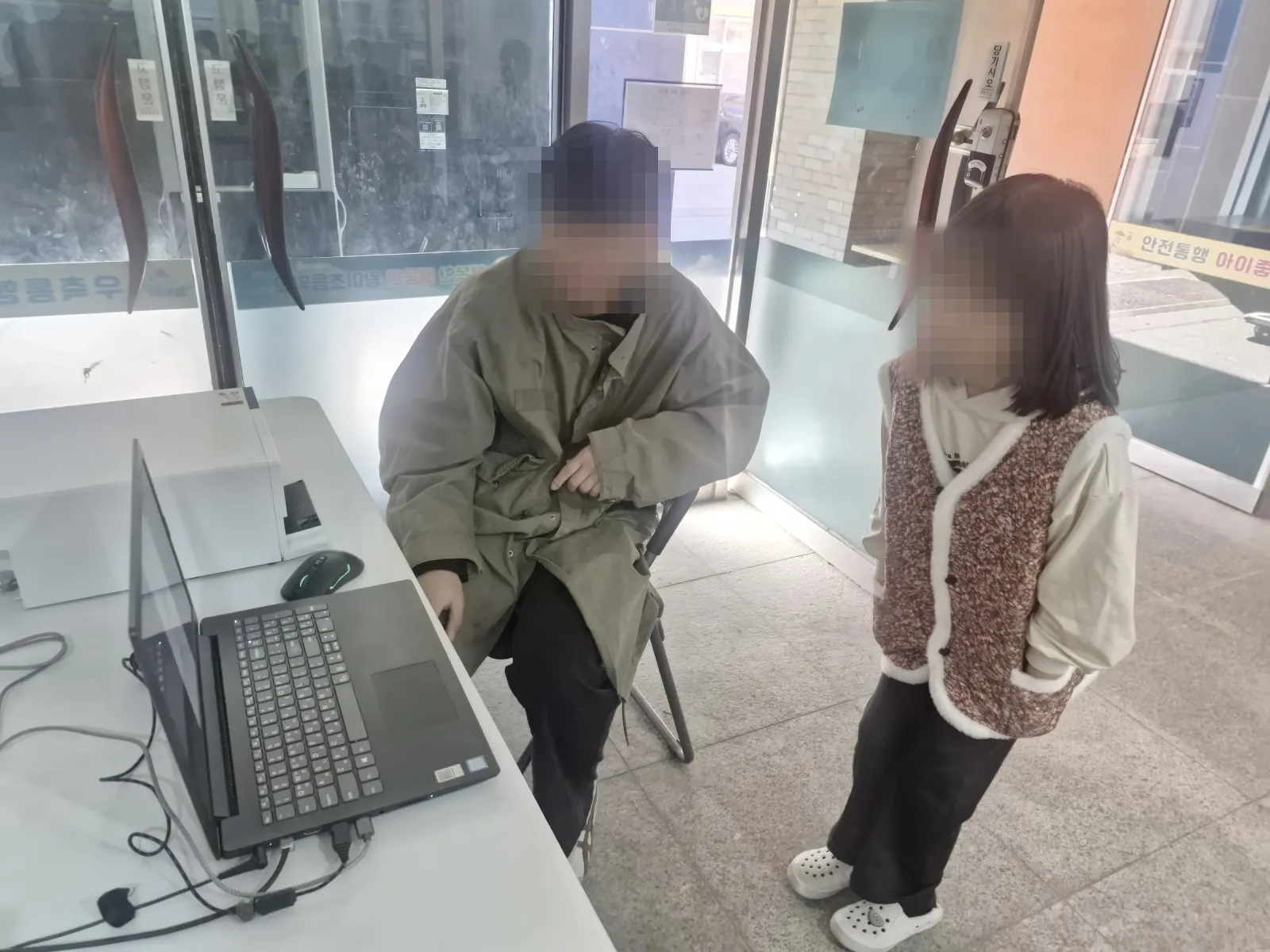 인화한 AI 사진을 들고 있는 왕미초등학교 학생과 선생님들