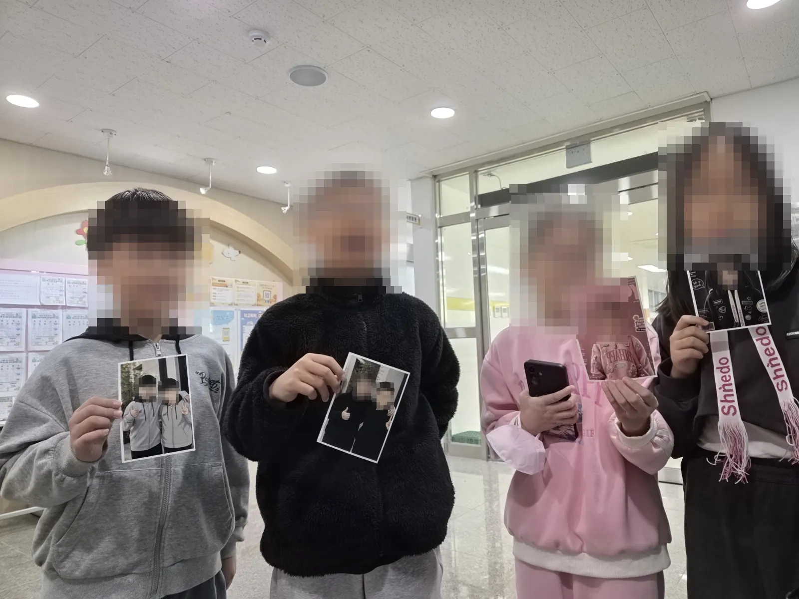 인화한 AI 사진을 들고 있는 왕미초등학교 학생과 선생님들