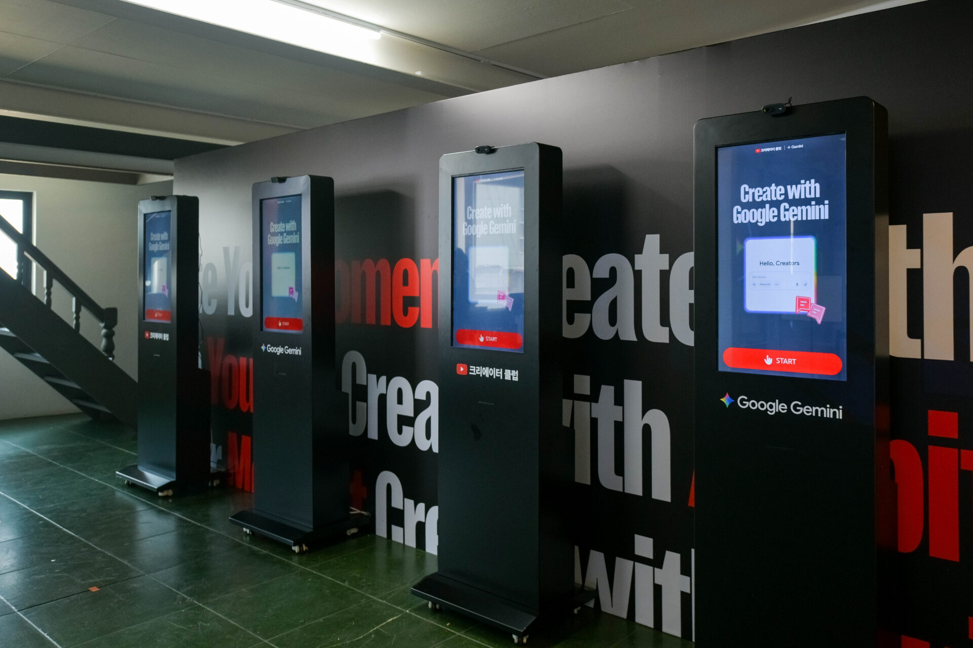 'Create with Google Gemini' 부스 월과 나란히 선 캐럿 AI 포토부스 4대